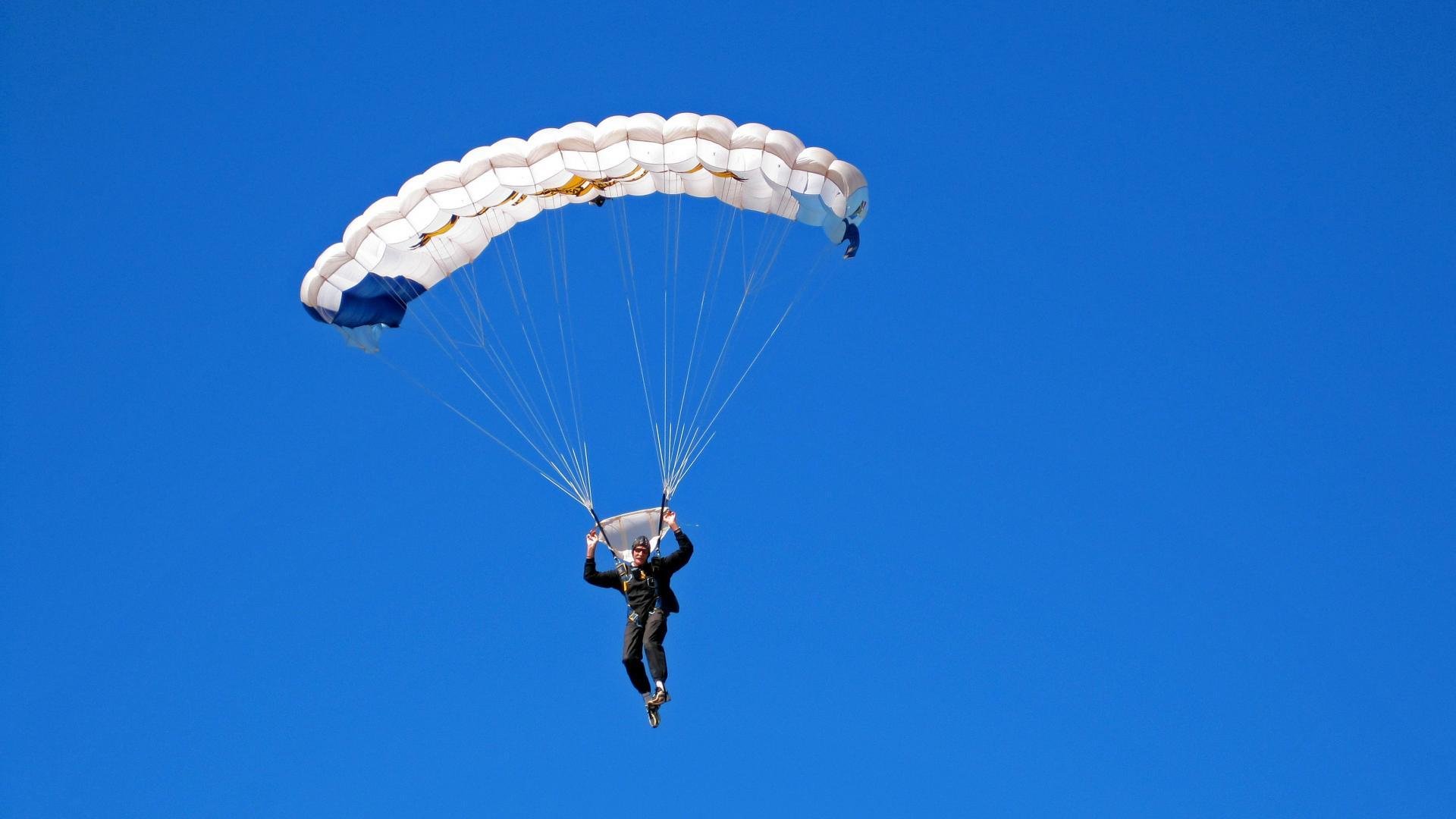 F1大奖赛汉密尔顿再度封王，f1汉密尔顿最精彩的一场比赛